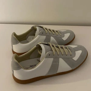 Maison Margiela GATS - Vita och gråa Maison Margiela gats helt nya bara testade, säljer pga för liten storlek. Pris diskuterbart vid snabb affär