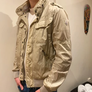 Moncler jacka - Moncler Field Jacket | snyggt skick - strl 3 ~ M/S - givetvis äkta (bevis finns) - nypris: 6000kr, mitt pris: 2299kr - BYTEN INTRESSANT  📩