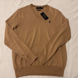 Ralph Lauren tröja NY! - Säljer en helt ny oanvänd beige tröja från Ralph lauren. Storlek Small, 100% Puma cotton. Kontakta om ni har funderingar!