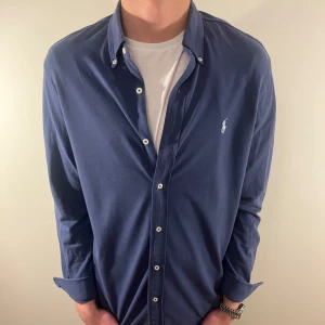 Blå Ralph Lauren skjorta - Nu säljer vi ännu en fet polo skjorta som passar till alla tillställningar och skjortan är i mycket bra skick! Du ska kunna uttrycka stil utan att det kostar för mycket!🕺🍾💼🤩  Storlek👔: L Nypris💰:  ca 1499kr