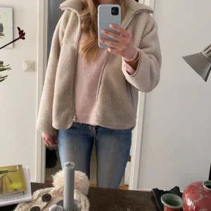 Beige teddyjacka med dragkedja - Teddy jacka från arket. Använd men jätte bra skick! Passar S/XS. Säljs inte längre