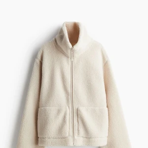 Beige teddyjacka med dragkedja - Teddyjacka från HM, storlek L, använd fåtal gånger. Säljer då den inte längre kommer till användning 