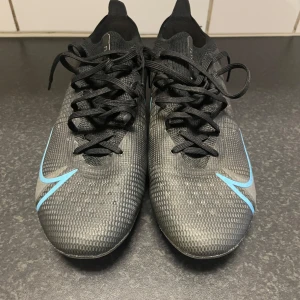 Nike vapor 14 elite.   (42) - Nike vapor 14 lite i konst gräs  endast använda 2 träningar det kan man se på dobbarna  in princip helt nya  pris kan diskuteras vid snabb affär 