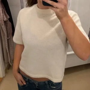 Vit kortärmad topp - Säljer en stilren vit topp med korta ärmar. Den har en rund halsringning. Perfekt för en avslappnad look. Knappt använd av mig, köpte på plick💕💕 säljer då den inte kommit till användning. Den är ej croppad utan står på bilderna så att de ser ut som de💕