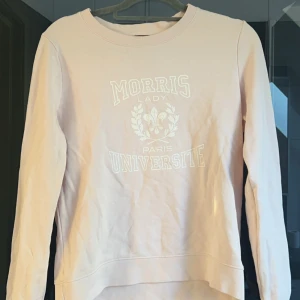 Tröja - Jättefin collegetröja från Morris. Sitter jättefint och skönt. Storlek S. Den är använd men har inga defekter den ser väldigt bra ut. Köpt för 450kr säljer för 300kr, kan gå ner 💕