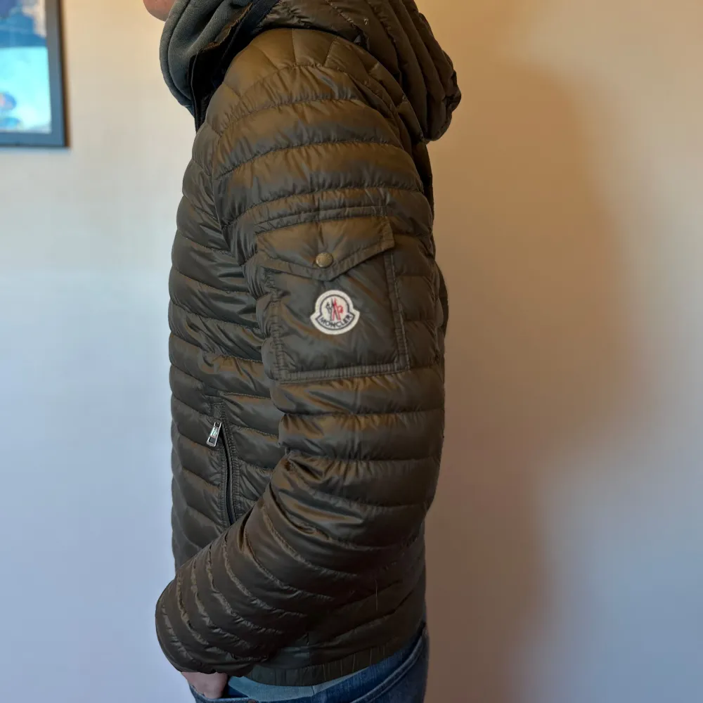 En riktigt sällsynt moncler jacka i riktigt bra skick! Modellen är lionel guibutto och är extremt svår att få tag på. Det är storlek 3 vilket motsvarar M. Modellen är 186. . Jackor.