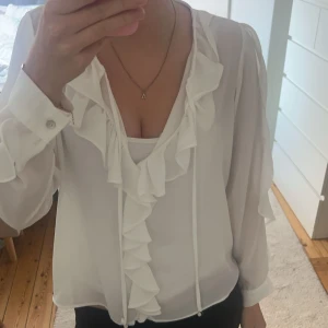 Vit blus  - Säljer denna superfina blusen från Zara! Använd några få gånger, passar perfekt till XS-M!❤️