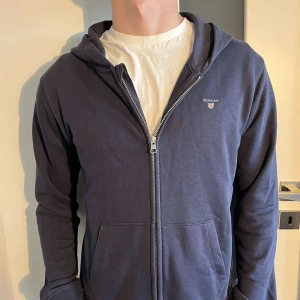 Gant zip - Tja säljer nu denna tvär fetta gant zip som är i storlek small. Skick: 4/10 solblekt och väl använd 