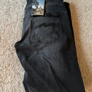 Säljer dessa nudie jeans i modellen ”Grim tim”, skick 10/10 (helt nya). Strl W33 L32  Om du har några frågor är det bara att höra av dig. Mvh, Hjalmar