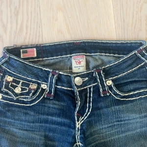 True religion jeans storlek 24 - Jätte fina true religion jeans i bra skicka🙌🏻🙌🏻,jeansen är i storlek 24 i modellen flared och säljs inte längre.Köpta för 1500 men säljer nu för runt  1000 pris kan diskuteras 💕💕skriv priv för fler bilder ler frågor 💕💕🌸🌸
