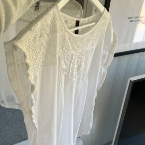 Blus från vero moda  - Säljer nu min populära fina ”blus” ifrån vero moda 🤩☁️den har ett superfint lätt material och fina spetsdetaljer😍
