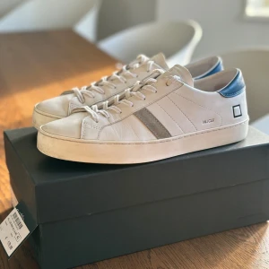 D.A.T.E sneakers  - D.A.T.E hill low calf white-bluette sneakers, org. pris 1950kr, använda men inga deffekter, bra skick, hör gärna av dig vid frågor! Pris kan diskuteras
