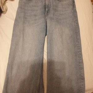 Jeans  - Snygga jeans i en blå färg. De har en rak passform och en normal midja. Säljs för 70