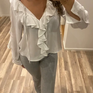 Blus  - En jättefin blus från Zara, i perfekt skick!❤️