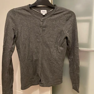 Stickad kofta - Kofta köpt på Salt, märket är Saint Tropez. Använd fåtal gånger, i mycket bra skick❣️ 