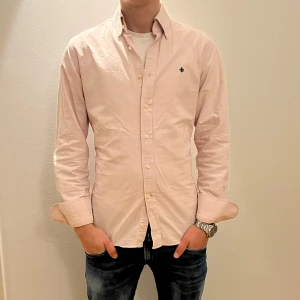 Rosa morris skjorta - Riktigt fet morris skjorta. Knappt använd. Skick: 8/10, Nypris: ca 1200kr, vårtpris: 499kr. Modell: 184 cm 70 kg. Pris kan diskuteras. Tveka inte att fråga vid minsta fundering.