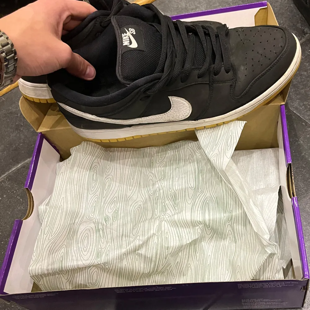 Nike Sb dunk 45,5 och skulle säga skick 8/10, säljs då dem inte används längre, har du produkter till att putsa upp dem ännu mer så blir dem lätt 9/10 minst hör av dig vid frågor (priset ej hugget i sten ). Skor.