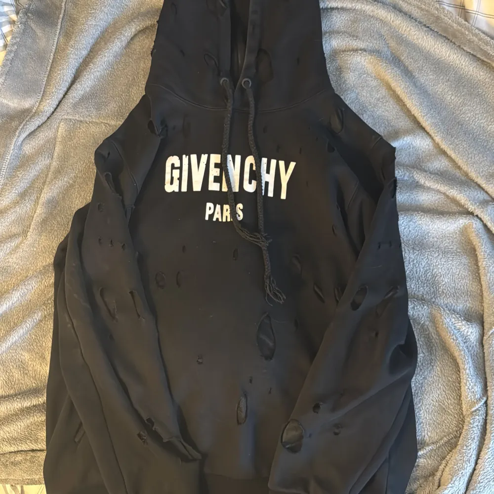 Säljer denna unika Givenchy hoddie från Cettire. Den är väldigt utstickande för modellen har hål i sig. !Den är i storlek s men passar även m. Pris kan diskuteras kan även ta emot byten!. Hoodies.