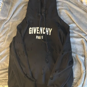 !Givenchy hoddie ! - Säljer denna unika Givenchy hoddie från Cettire. Den är väldigt utstickande för modellen har hål i sig. !Den är i storlek s men passar även m. Pris kan diskuteras kan även ta emot byten!