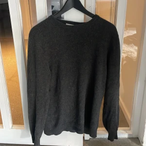 Kashmir Tröja - Säljer en Kashmir Tröja i storlek S och som är i färgen mörkgrå. Tröjan är i nyskick pga använt någon enstaka gång, skick 9/10.