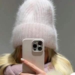 Mössa Arket  - Jättefin mössa från Arket i alpacka. Använd väldigt få gånger och säljer för den inte kommer till någon användning. Nypris 450kr