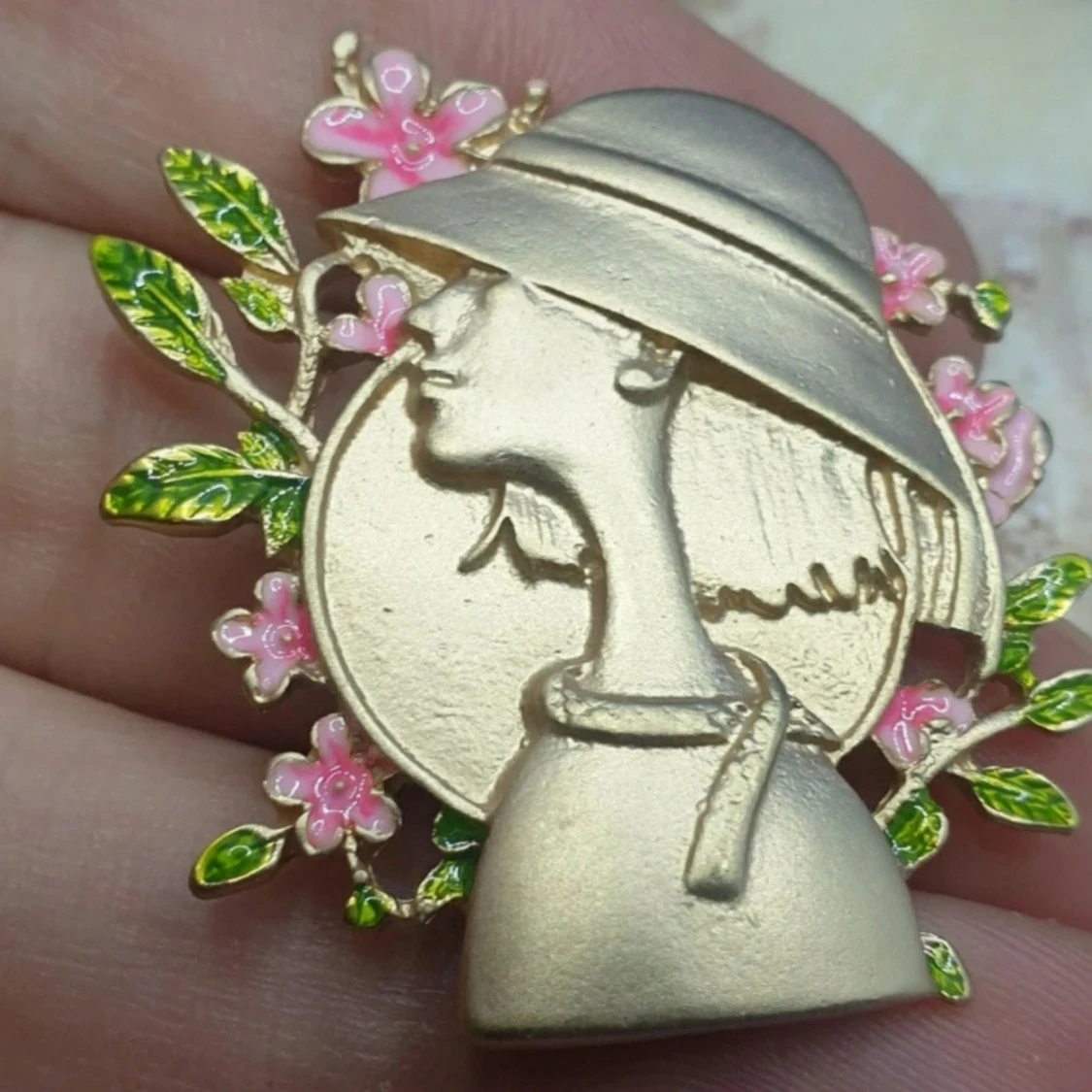 Brosch  - Kvinna i Hatt / Modelejon  - 90