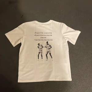 Vit t-shirt med tryck  - Helt oanvänd t-shirt