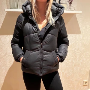 Svart jacka - Svart vinterjacka i storlek XS från vero moda 💕