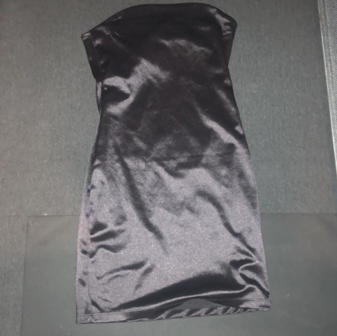 En svart tajt fest klänning är inte använd 