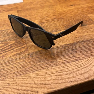Ray ban glasögon - Säljer dessa fina ray ban glasögon skick 8/10 haft dom i ett år men nästan aldrig använt dom🙂