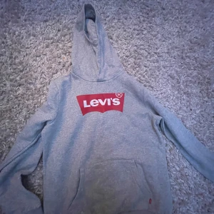 Levi’s hoodie - Jätte fin oanvänd Levis hoodie, skön och bra till vintern 🤗