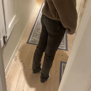 Grå jeans från Zara  - Grå jeans från Zara. De är midwaist och straight i benen. Knappt använda. 