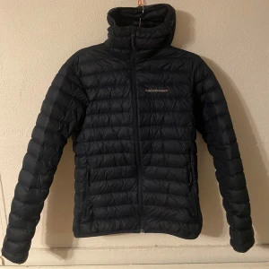 Peak performance jacka - Säljer jackan pga att den är för liten för mig. Bra skick, använd under en vinter, inga defekter på jackan. Hör av er om ni vill ha fler bilder eller har några frågor.