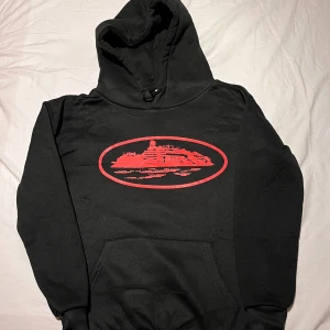 Corteiz hoodie oanvänd - Corteiz hoodie helt ny oanvänd säljer då den inte passar mig Kan mötas upp i Västerås