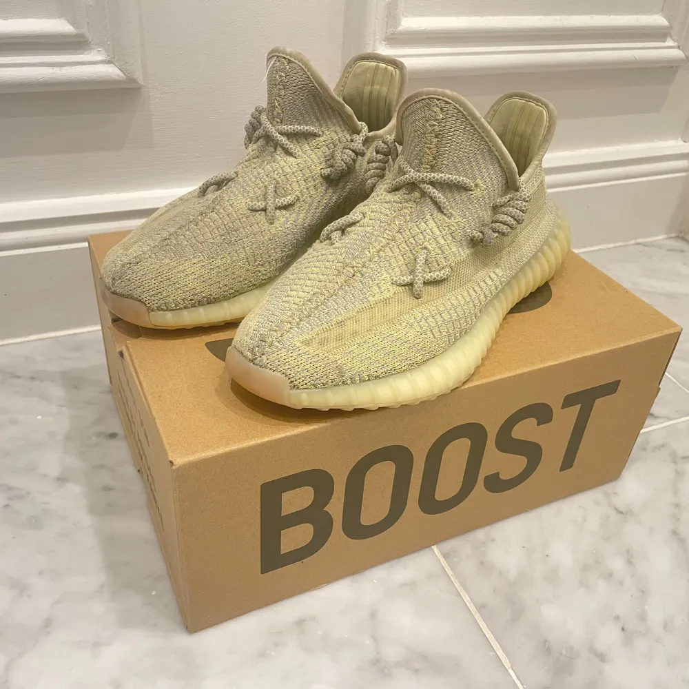 Säljer mina Adidas Yeezy Boost 350 V2 Antlia, skick 9/10. Använder dom inte längre mer jag har använt dom förut en del men tagit hand om dom. Köpte dom på PlugMePlease för 4,000kr. Kvitto och låda finns kvar.. Skor.