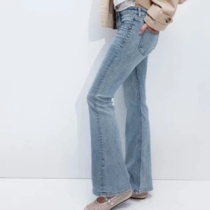Bootcut jeans  - Superfina lågmidjade Bootcut jeans från hm! De är lowwaist och Bootcut🩷 kom privat för fler frågor💕💕