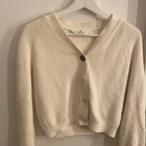 Stickad kofta  - Jättefin stickad tröja från hm❤️ bra skick skriv för fler bilder