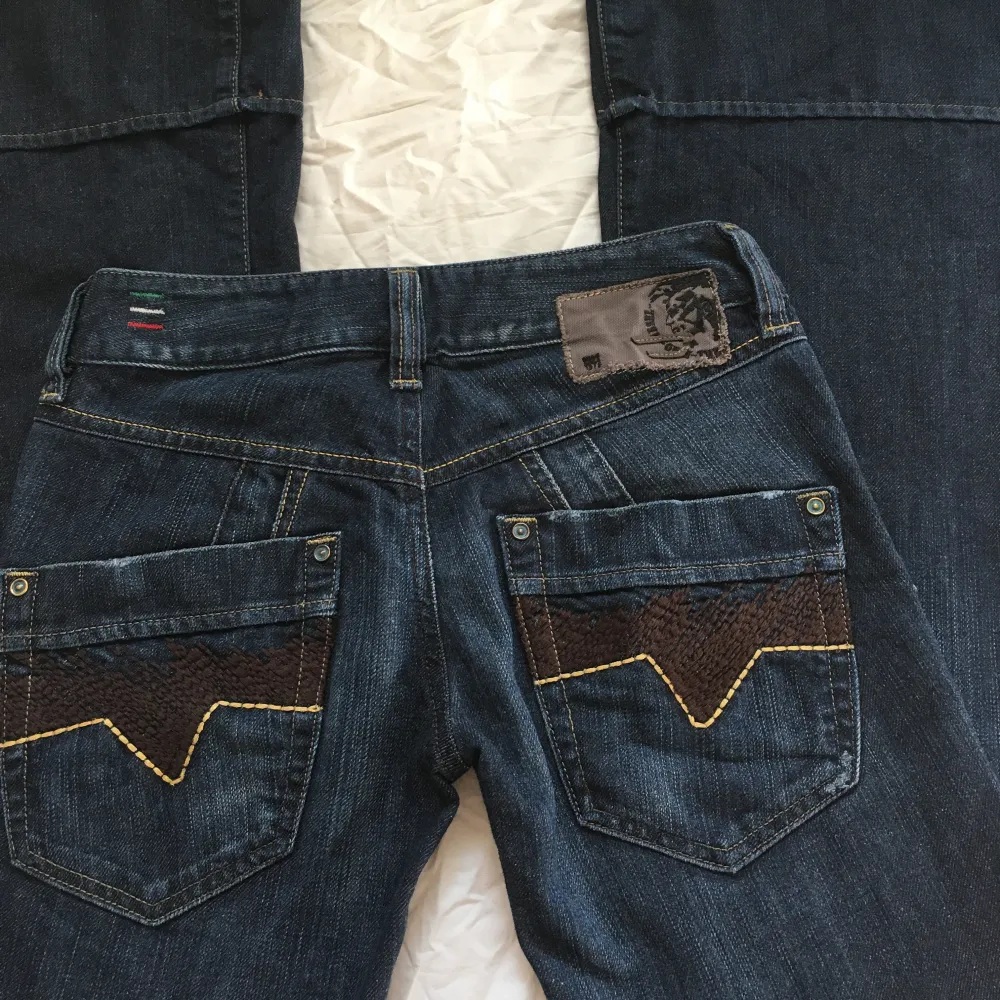 Supercoola unika jeans från Diesel! Midjemått 68,5cm Grenhöjd 20cm Innerbenslängd 82,5cm Benslut (rakt över) 30,5cm. Jeans & Byxor.