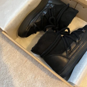 Inuikii - Säljer mina fina Inuikii som knappt är andvända (som ny sick) stolek 38. Köpte förra året, ny pris 3000 kr💓 man får även med kartongen! 