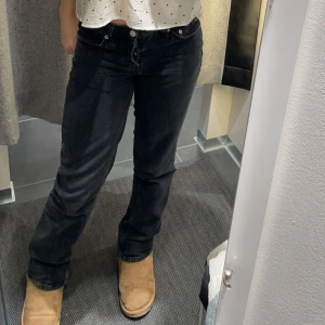 Lager 157 Icon jeans - Jeansen är i storlek XS och de börjar bli för små för mig. Det finns inga defekter och de köptes för 400 kr. Kontakta mig gärna vid frågor och innan köp.