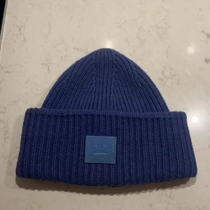 Acne mössa  - Tänkte först o främst kolla om nån skulle vilja byta en mörkblå, svart eller grå acne mössa mot denna jättefina blåa! Kom även med bud ifall ni e intresserade av o köpa, säljer inte under 500
