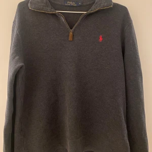 Ralph Lauren Halfzip  - Riktigt soft Raffe half zip i riktigt bra skick i strl. S. Fråga på om ni undrar nåt 