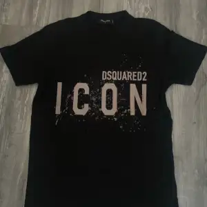 Säljer en dsquared2 tshirt i storlek S. Den är i Mycket bra skick. 