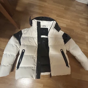 Moose knuckles vinter jacka - Har haft den ungefär i 8 månader men har knappast använt den pågrund av sommaren men nyligen har jag fått en ny jacka så då ville jag sälja min moose knuckles jacka 