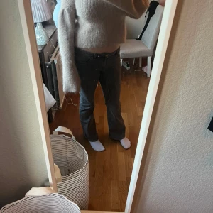 Beige stickad tröja - Stickad tröja med långa armar och lite kortare till magen.