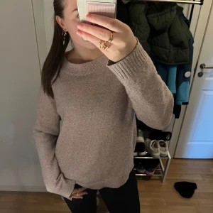 Beige stickad tröja från Vero Moda - Mysig rosa stickad tröja från Vero Moda. Tröjan har långa ärmar och en rund halsringning. Passar både till vardags och lite finare tillfällen. storlek M💗
