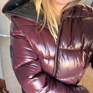 Save the Duck Edgard jacka  - Vinröd Puffer jacket från Save the duck modell edgard, Unisex. Storlek S, men passar allt från xs-m. Väldigt varm och skön nu till vintern. Nypris för denna modell ligger på ca 3500kr och just den här färgen är slutsåld.