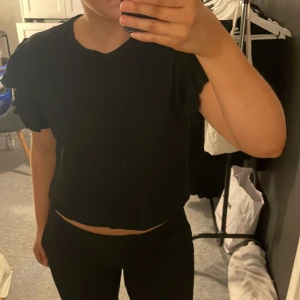 Svart volangtopp - Svart volangtopp från Zara. Strl S. Aldrig använd 