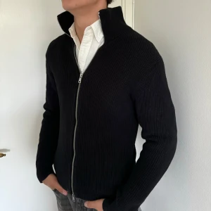 East West kofta mörkblå  - - Kofta från märket East West i storlek S - Bra skick, inga defekter  - Modell på bild är 182/67kg. - Hör av dig vid eventuella frågor! Mvh  