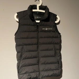 Sailracing väst - Säljer nu min svarta Sail racing väst för att jag ska köpa en ny väst, Bra skick,  Storlek S. Ny pris 1800kr mitt pris 600.